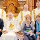 El obispo de Elphin, Irlanda, con 6 diáconos, sus esposas e hijos, ordenados en 2012; en EEUU hay más diáconos que en Europa