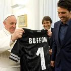 Camiseta firmada por los jugadores bicampeones