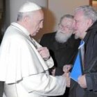 Kiko Argüello y el padre Pezzi saludan al Papa Francisco durante el encuentro con los movimientos, en mayo