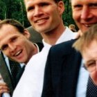 Los Vander Woude: en primer plano, el joven rescatado junto a su padre.