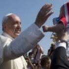 Francisco abraza niños en Lampedusa
