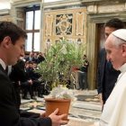 El Papa recibió un regalo de manos de Lionel Messi.