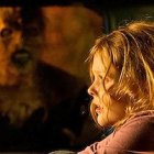 El demonio se ceba con la niña protagonista de la película.