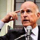 El gobernador Jerry Brown ha firmado una ley que las asociaciones de padres y los psicólogos consideran una locura.