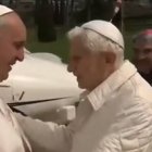 Francisco y Benedicto XVI, el insólito encuentro de dos papas vivos