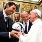 A Gianluigi Buffon se le vio en el acto del martes particularmente feliz de conocer a Francisco.