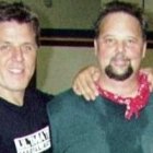 Mark, con pañuelo rojo, junto a colegas e instructores de lucha