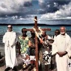 Ghislain de Rasilly, a la derecha, en un acto religioso de su diócesis.