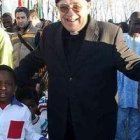 Don Juan Trujillano con los niños de su fundación