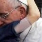 Francisco abraza a un niño