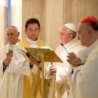 Francisco en misa en Santa Marta