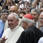 El Papa Francisco, a su llegada al centro Astalli, del Servicio Jesuita para los Refugiados