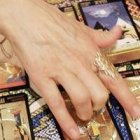 Fabienne empezó con el tarot y la adivinación, saltó al yoga, el esoterismo y los rosacruces