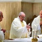 El Papa, celebrando en Santa Marta.