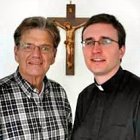 Bruce McComb con su párroco, Jonathan Goertz.