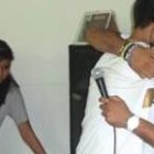 Hanns abraza unos jóvenes - su experiencia le convence de que sentir amor y pertenencia protege de las drogas y las pandillas