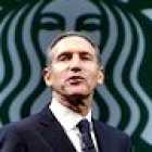 Howard Schultz y el logo de Starbucks.