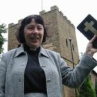 Una "reverenda" anglicana en Llandaff, Gales; ordenadas como diaconisas o sacerdotisas, es difícil impedir que haya obispesas