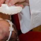 Cuando una embarazada agobiada piensa en bautizar su bebé -con ayuda- cambia su enfoque vital