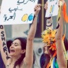 Las Femen en una protesta en París - son un producto de propaganda muy bien financiado, ¿por quién?