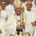 El arzobispo de Toledo tiene a un lado a su obispo auxiliar y al otro a don Julio, ya cumplidos sus cien años