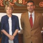 Soledad Becerril, Defensora del Pueblo, con Sebastián Mora, de Cáritas