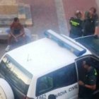 El hombre de la pistola, a la izquierda, espera mientras la Policía decide - Foto de Sangonera.es