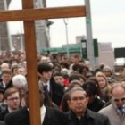 Via Crucis de Viernes Santo en el Puente de Brooklyn, Nueva York