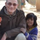 Eugenio Sanz, hermano marista, con algunos niños de los campos de té de Bangla Desh