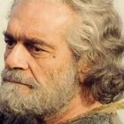 Omar Sharif interpreta a Pedro, siempre herido por haber negado a Cristo