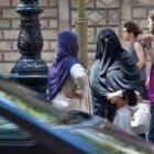 El niqab solo deja ver los ojos; el burka, con rejilla, no deja ni ver los ojos
