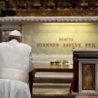 Francisco ha orado varias veces ante Juan Pablo II, pero celebrar misa junto a su tumba fue un detalle especial