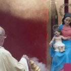 El Papa Francisco inciensó la imagen de la Virgen del Rosario del Cementerio del Verano