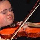 Emmanuel toca el violín, una de sus grandes pasiones