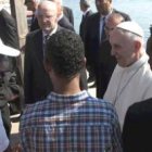 El Papa Francisco saluda unos inmigrantes en su visita a la isla de Lampedusa