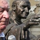 El padre Anton Srholec junto a una imagen de Juan Pablo II