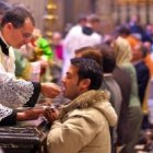 El agresor sacó el machete al acercarse para la comunión