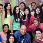 El Serio, en el centro y con cruz al cuello, junto a jóvenes de la parroquia.