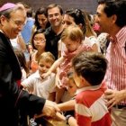 El arzobispo Francisco Pérez,de Pamplona-Tudela, saluda a las familias en Torreciudad