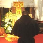 Un franciscano reza ante el crucifijo de San Damián, el que inspiró a San Francisco