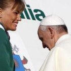 El Papa sube al avión de Alitalia que lleva su escudo