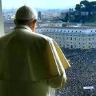 La Plaza de San Pedro, más abarrotada que nunca para el Angelus de Año Nuevo.