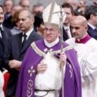 El Papa Francisco este primer domingo de Adviento, además del color morado de la liturgia, recuperó un báculo que ya usara Juan Pablo II en sus peregrinaciones