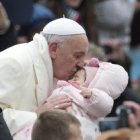 En Roma el frío ya obliga al Papa a abrigarse y disuade a algunos peregrinos