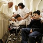 Francisco ha hecho habitual el gesto de imponer las manos para orar por los enfermos