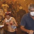 Manifestantes antisistema y feministas huyen de los gases lacrimógenos