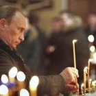 Putin se deja ver mucho en actos eclesiales, santiguándose y poniendo velas