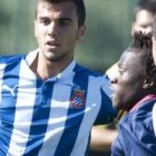 Jóvenes jugando al fútbol