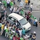El Fiat del Papa se atascó entre la gente