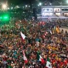 Un aspecto de los miles de jóvenes bajo el viento frío de Copacabana en invierno